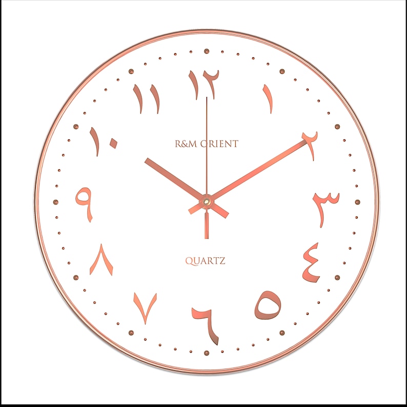 Pu&ograve; includere: Un orologio rotondo bianco con lancette e numeri arabi color oro rosa. Il quadrante dell'orologio dice "R&M Orient" e "Quartz".