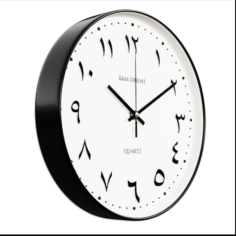 Pu&ograve; includere: Un orologio da parete bianco e nero con numeri arabi. Il quadrante dell'orologio &egrave; bianco con numeri arabi neri e una lancetta dell'orologio nera. L'orologio &egrave; incorniciato in un cerchio nero con un bordo nero.