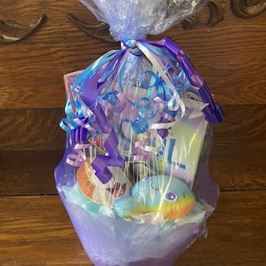 Disney Soul-cadeaumand voor kinderen | Knuffels, kleurboek, stickers en verrassingsitems | Voorgevuld paasmandje of verjaardagscadeau
