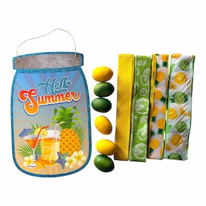 Pode incluir: Uma decoração de verão com um letreiro em forma de frasco com o texto "Hello Summer" e uma ilustração de bebida tropical. A imagem também inclui limões, limas e fitas com desenhos de citrinos.