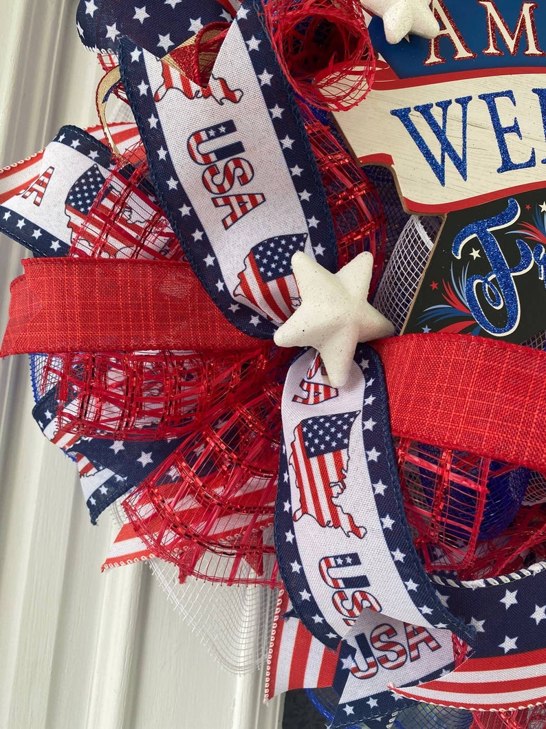 Pu&ograve; includere: Una ghirlanda patriottica rosso, bianco e blu con un cartello che dice "America We Love You" e una stella bianca. La ghirlanda &egrave; realizzata con rete e nastro rosso, bianco e blu con la scritta "USA" stampata su di essa.