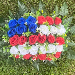 Begraafplaatsbegraafplaats patriottische roos – rood-wit blauwe vlag bloemen graf – Memorial Day, 4 juli, bloemendecor Veteran&#39;s Tribute
