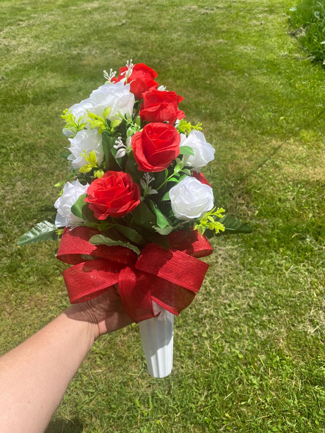 Fiori artificiali per cimitero, bouquet di rose artificiali a forma di cuore, fiori commemorativi per tombe, fiori di seta per ricordare a lungo, decorazione per lapidi cimitero, lapidi e tombe