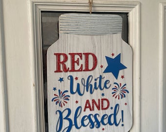 Decorazione da appendere alla porta d'ingresso in stile country/farmhouse con barattolo Mason rosso, bianco e benedetto, patriottica e a tema rosso, bianco e blu.