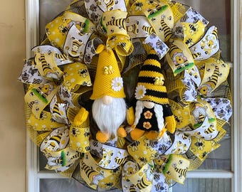 Corona de gnomo de abeja para puerta de entrada – 61 cm de malla amarilla, negra y blanca, decoración de primavera y verano con cintas y gnomos de peluche – Regalo hecho a mano