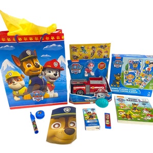 PAW Patrol ギフトセット – マーシャル消防車おもちゃ、トランプ、アクティビティブック、パーティー記念品バッグ、おもちゃプレイセット、男の子向けイースターバスケットアイデア
