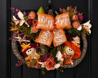 Handgefertigter Herbst-Kürbiskranz aus Bambus mit Vogelscheuchen, Dankesschleife und Herbstblumen – Rustikale Türdekoration für Thanksgiving oder Gastgeschenk