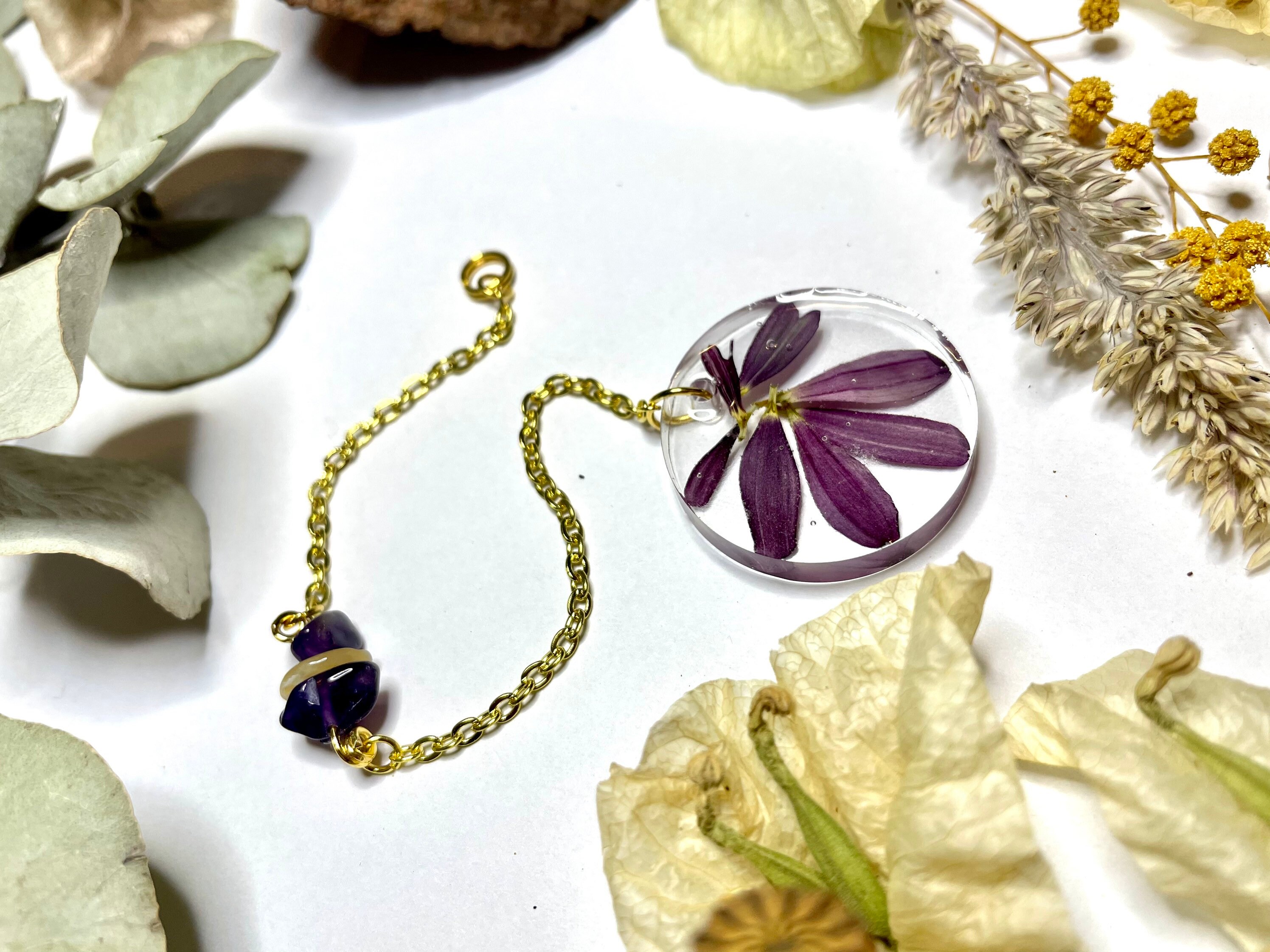 Amulette Dorée Chrysanthème Pourpre, Opale et Améthyste. Porte-Bonheur Unique Fait Main Symbole d'éq