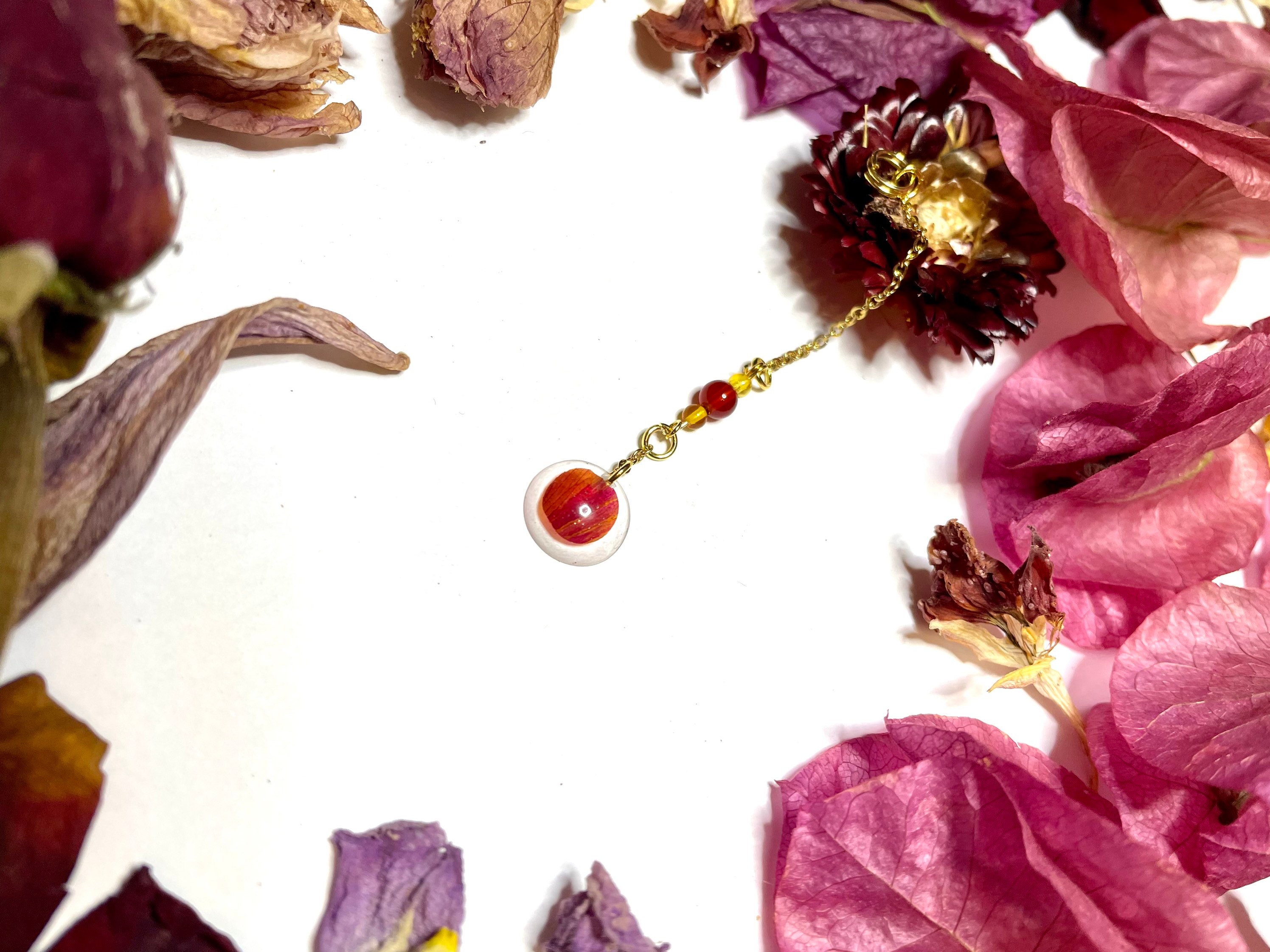 Amulette Dorée Pivoine Rouge, Ambre et Agate. Porte-Bonheur Unique Fait Main Symbole de Prospérité C