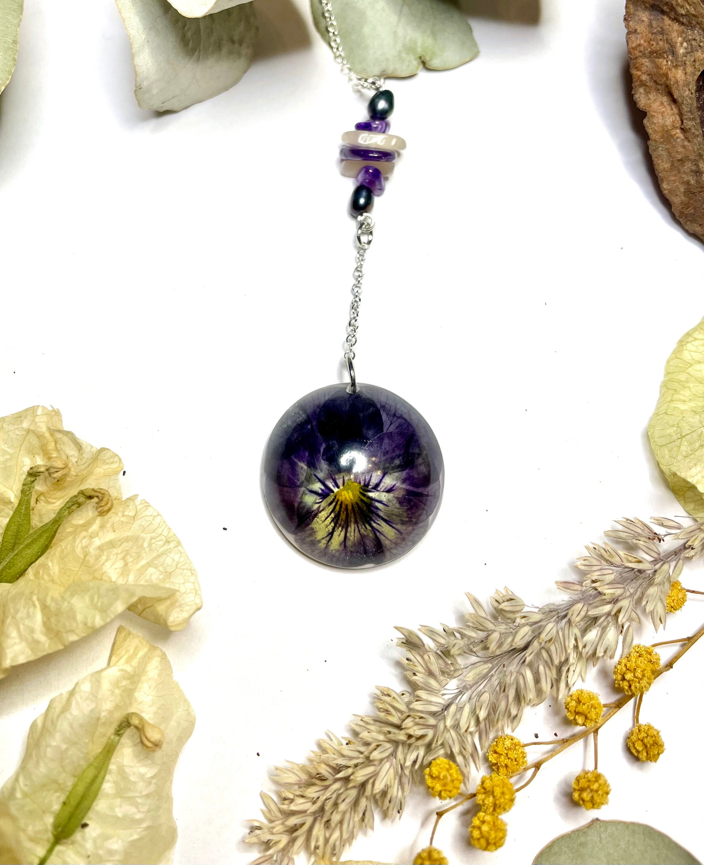 Amulette Protectrice Pensée Violette, Améthyste, Perle d'eau Douce et Pierre de Lune. Porte-Bonheur