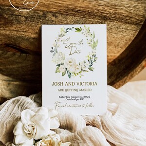 Modello stampabile per biglietto salva-data floreale fai-da-te: biglietto per annuncio di matrimonio con cornice di rose bianche. Vittoria