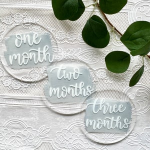 Acrylic baby milestones round | Birth milestones cards | baby names cards | baby milestone discs | personalised baby milestones