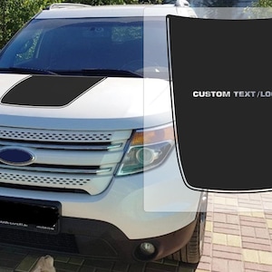 Peut inclure: Ford Explorer blanc avec une bande noire sur le capot et un autocollant noir sur le capot qui dit "CUSTOM TEXT/LOGO".