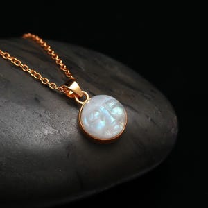 Colgante de cara de luna con piedra lunar arcoíris, joyería de plata de la diosa lunar, colgante de cara de luna femenina divina, joyería de plata 925, regalo para ella