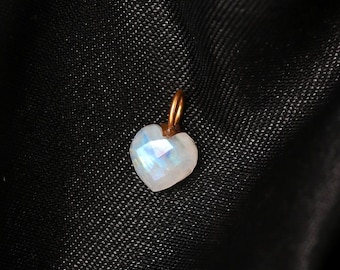 Colgante de corazón de piedra lunar arcoíris llamativo, joyería de plata hecha a mano, joyería de piedra lunar natural, colgante de piedra preciosa en forma de corazón de 8 mm para ella