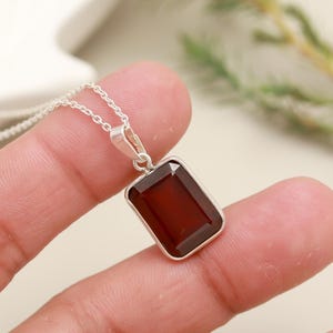 Colgante rectangular de granate natural, octágono de granate rojo, joyería artesanal de plata 925, collar curativo del chakra raíz, piedra natal de enero.