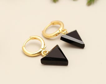 Boucles d'oreilles triangle en onyx noir naturel, boucles d'oreilles pendantes en laiton, boucles d'oreilles tendance faites main, bijoux de guérison énergétique en onyx noir pour elle