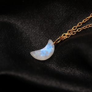 Ciondolo con pietra di luna arcobaleno appariscente, gioielli in argento fatti a mano, gioielli in pietra di luna naturale, ciondolo con ciondolo con pietra preziosa a forma di luna da 12 mm per lei