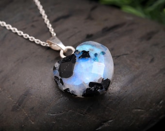 Colgante de corazón de piedra lunar arcoíris llamativo, joyería hecha a mano en plata 925, joyería de piedra lunar arcoíris natural, colgante de corazón de piedra preciosa de 16 mm para ella