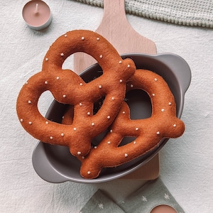 Tasty Felt Pretzel – Perfect for Play Bakeries & Snack Time! Pretend Play Breakfast Food, Toy Kitchen, Restaurant, Educational, Montessori