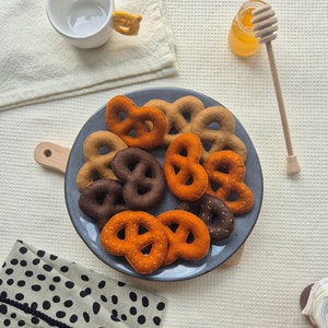 Crunchy Mini Felt Pretzels – Perfect for Playtime Snacking! Pretend Play Breakfast Food, Toy Kitchen, Restaurant, Educational, Montessori