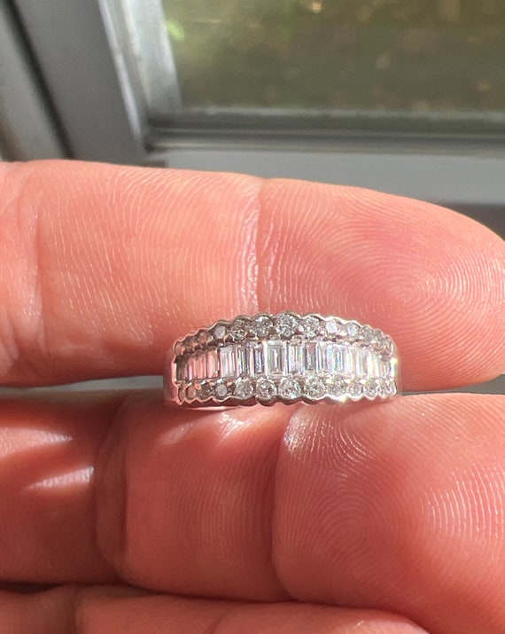 Stunning white gold wedding Gem