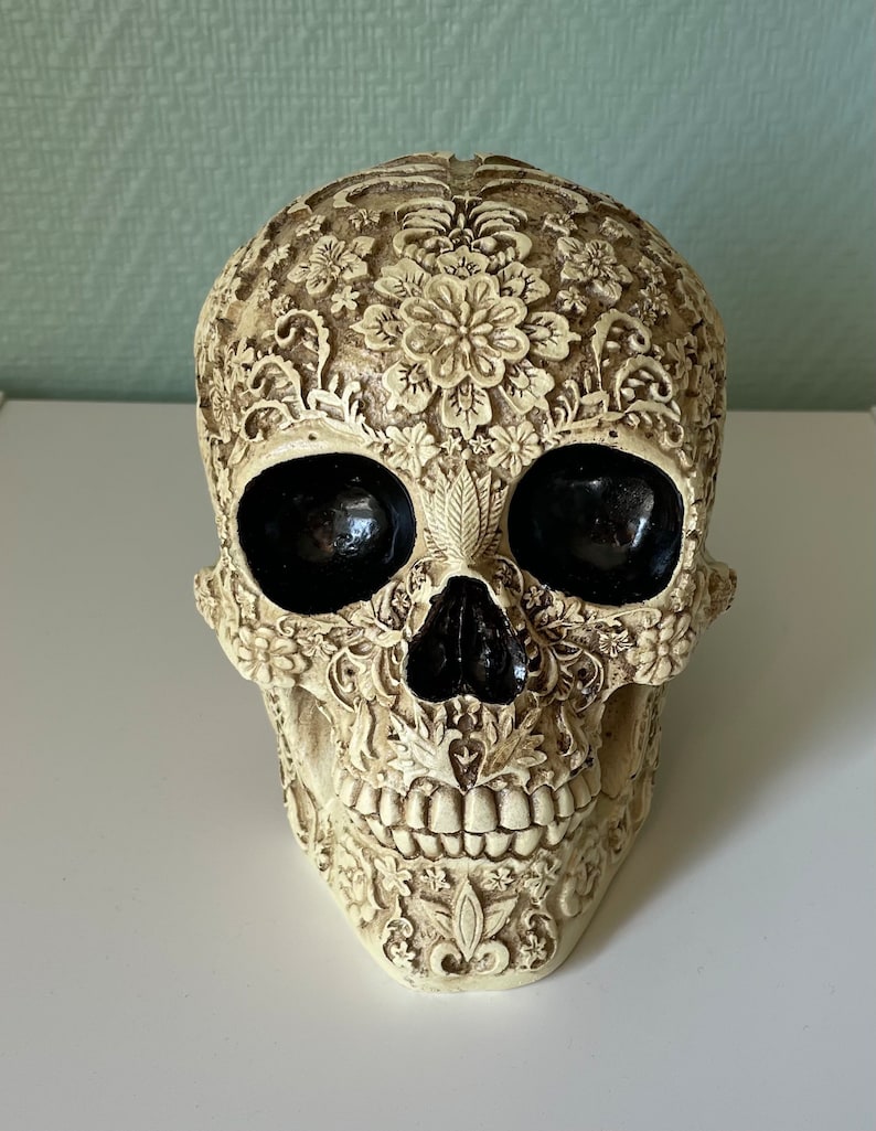 Crâne fleuri décoratif sculpté image 2