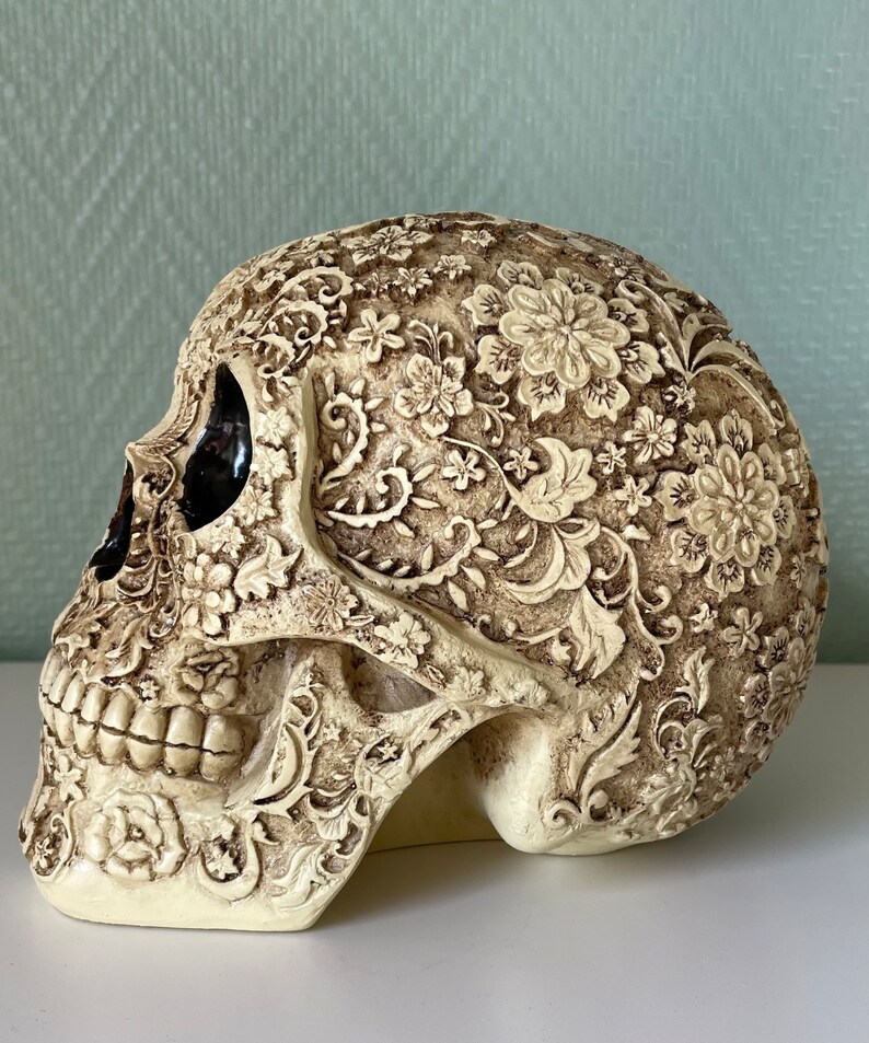 Crâne fleuri décoratif sculpté image 5