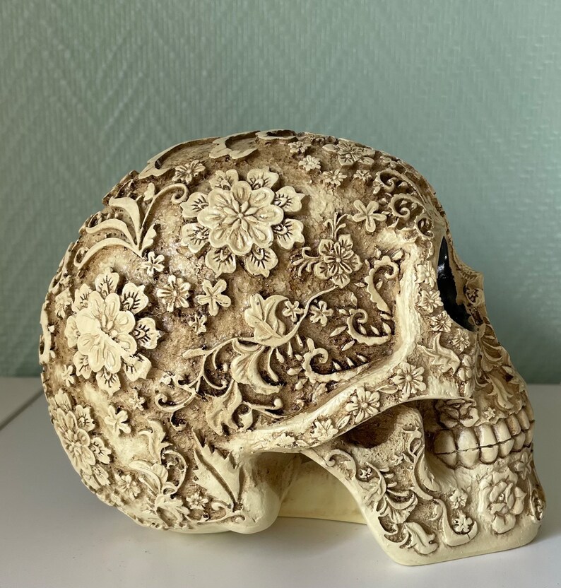 Crâne fleuri décoratif sculpté image 4