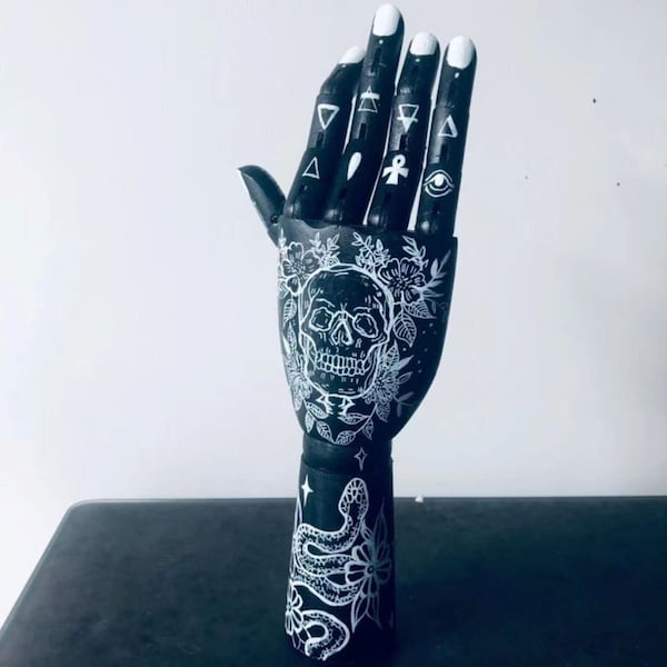 Mannequin main bois articulé tatouage noir tête de mort