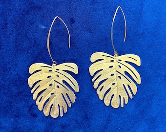 Pendientes de hoja de monstera tropical: ganchos de oro de 14 quilates, latón moderno
