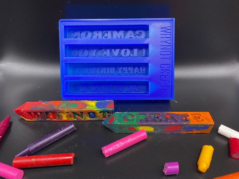 Pu&ograve; includere: Uno stampo in plastica blu con le parole "WHY NOT CREATE" sul lato. Lo stampo ha quattro fessure per creare forme di pastelli. Nell'immagine ci sono diversi pastelli multicolori, tra cui uno che dice "WHY NOT CREATE".