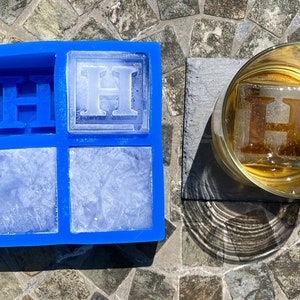 Moule à glaçons en silicone personnalisé de 2 po Donne des cubes de 2 po.  Glace personnalisée pour votre verre à whisky ou à roches, avec VOTRE texte  personnalisé. -  Canada