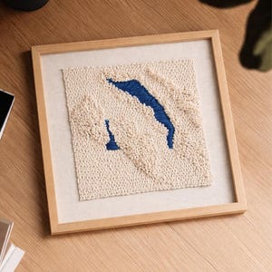 Könnte beinhalten: Eine weiße Keramik-Tasse mit schwarzem Henkel und dem Text "But First, Coffee" in handschriftlichem Stil. Die Tasse steht auf einer weißen Oberfläche. Die Tasse ist etwa 10 cm hoch.