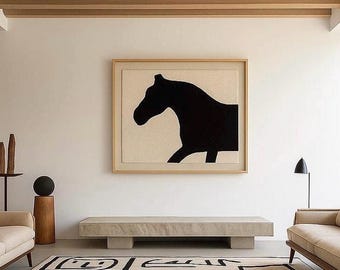 Puede incluir: Una obra de arte mural enmarcada que presenta la silueta de un caballo negro sobre un fondo crema texturizado, situada sobre un banco bajo rectangular de piedra. Una alfombra color crema con patrones geométricos negros yace en el suelo.