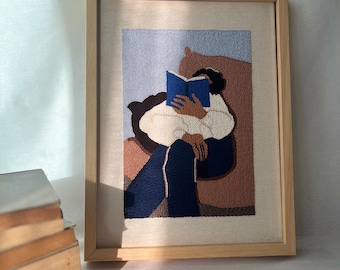 Arte têxtil de parede com mulher lendo em azul marinho, decoração física para sala de estar com temática literária, obra de arte em fibra japonesa.