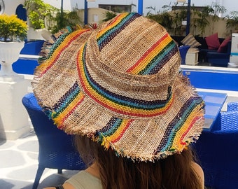 Chapeau de plage tendance et durable pour femme, fabriqué à la main avec du chanvre naturel.