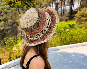 Chapeau afghan élégant au crochet avec volants et bord large en chanvre - Joli chapeau de plage multicolore tricoté à la main pour le soleil d'été