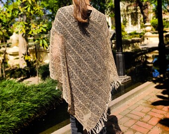 Poncho da donna lavorato a mano: fibra di ortica velata, elegante, super morbida, coprispalla da spiaggia di ispirazione Boho per l'estate