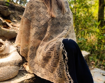 Poncho/jupe en fibre d'ortie éthérée : crochet naturel à la main, délicatement transparent, vêtements respectueux de l'environnement, mode bohème bio.