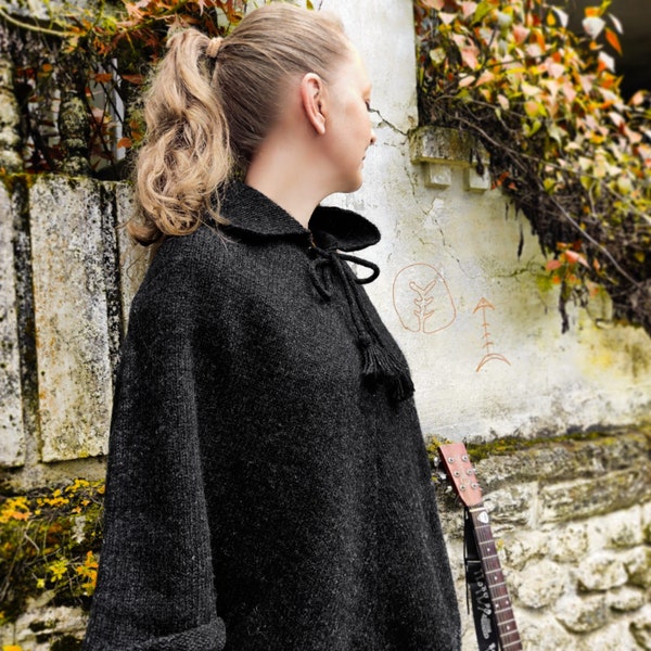 Poncho élégant en laine tricotée de couleur charbon : vêtements d'hiver intemporels de couleur noire pour femmes