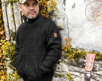 Warme handgestrickte Herren Wolle Strickjacke - Pullover Jacke im skandinavischen Stil - charcoal schwarz Pullover für ihn