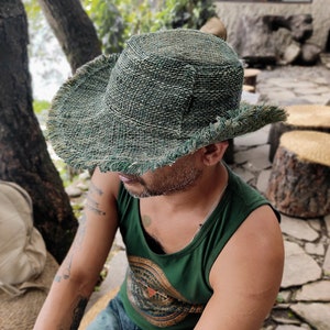 Cappello in paglia di canapa con bordo sfrangiato da uomo, flessibile ma resistente, cappello artigianale pieghevole per l'estate. immagine 4