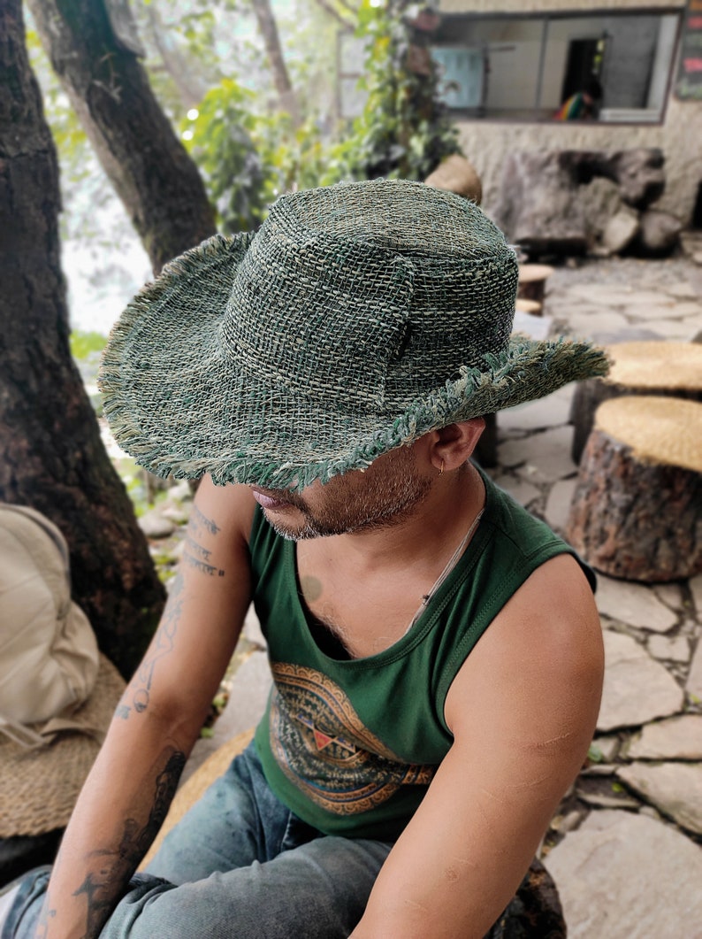 Cappello in paglia di canapa con bordo sfrangiato da uomo, flessibile ma resistente, cappello artigianale pieghevole per l'estate. immagine 4