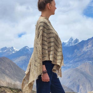 Poncho feminino estiloso de urtiga, tricô boho leve e casual para um look de verão moderno. Design ecológico, transparente e sem tingimento.