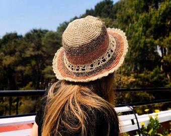 Elegante sombrero de patrón de ganchillo afgano con volantes y ala ancha de cáñamo: lindo sombrero de playa multicolor tejido a mano para el sol de verano