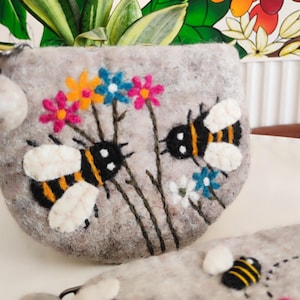 Porte-monnaie fait main en feutre d'abeille - Pochette à fermeture éclair d'inspiration bohème - Portefeuille tendance en laine pour maman et enfants - Portefeuille minimaliste à fermeture éclair avec breloque en laine