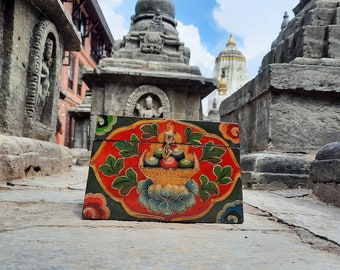Handgefertigte buddhistische Truhenbox aus Holz mit traditionellen tibetischen Motiven und abschließbaren Riegel