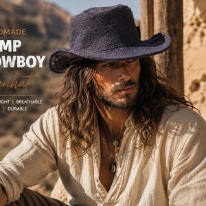 Könnte beinhalten: Ein marineblauer Cowboy-Sonnenhut aus Hanf mit breiter Krempe. Der Hut ist mit "HANDMADE HEMP COWBOY Sunhat" beschriftet, darunter die Worte "LIGHTWEIGHT | BREATHABLE | NATURAL | DURABLE".