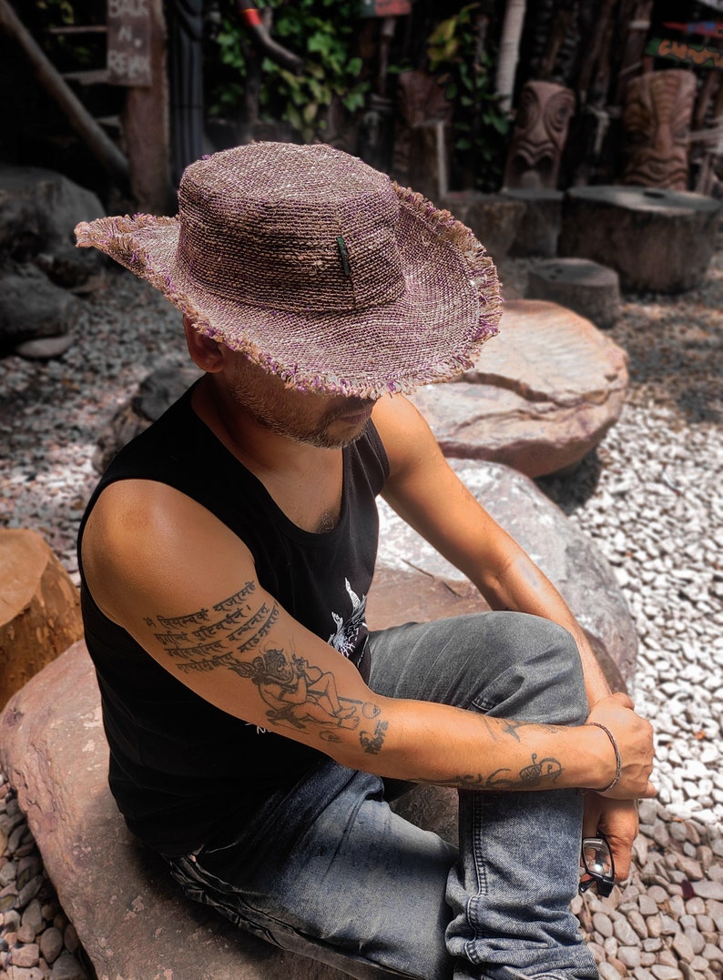 Cappello in paglia di canapa con bordo sfrangiato da uomo, flessibile ma resistente, cappello artigianale pieghevole per l'estate. immagine 5